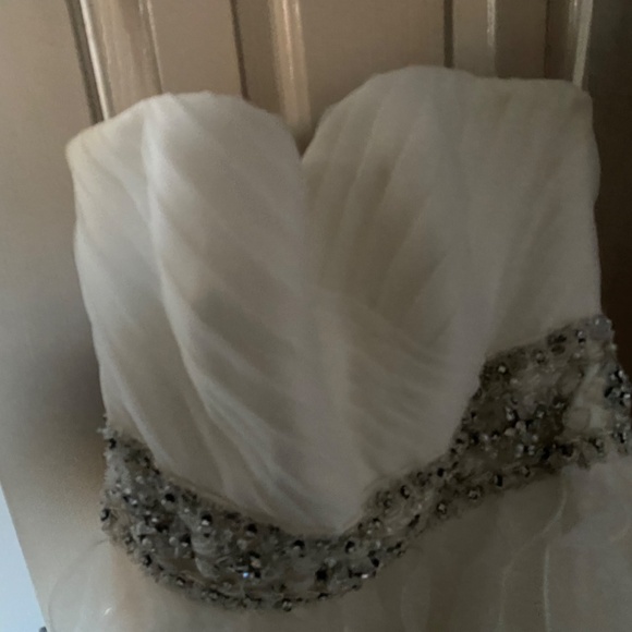 Beautiful wedding dress - Picture 2 of 4